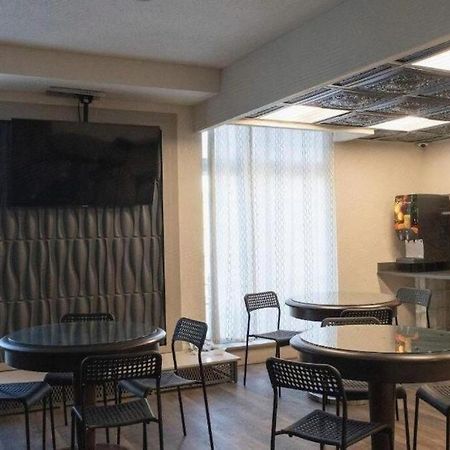 דירבורן Hotel Chataura מראה חיצוני תמונה